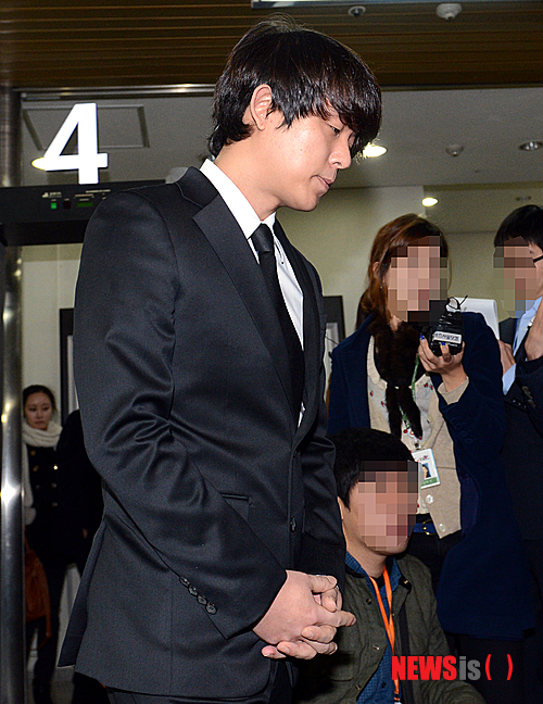 【서울=뉴시스】 박영태 기자 = 불법도박 협의를 받고 있는 방송인 토니안이 6일 오전 서울 서초동 서울중앙지방법원에서 열리는 첫 공판에 참석한 후 법원을 나서고 있다. 2013.12.06.&nbsp; since1999@newsis.com