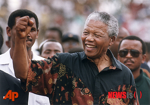 【AP/뉴시스】1994년 당시의 넬슨 만델라 전 남아공 대통령의 자료 사진. 평생을 인권을 위한 투쟁으로 일관했던 만델라가 5일 95살을 일기로 타계했다고 제이콥 주마 남아공 대통령이 발표했다. 2013.12.06