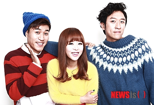 【서울=뉴시스】이재훈 기자 = 그룹 '코요태'가 6일 음원사이트에 새 싱글 '이 겨울이 가도'를 공개했다. 작곡가 슈퍼창따이가 만든 '이겨울이 가도'는 코요태의 경쾌한 보컬이 인상적인 하우스 리듬의 노래다. 영화 '7번방의 선물'의 아역 갈소원이 피처링했다. 매니지먼트사 ITM엔터테인먼트는 "김종민과 신지의 보컬이 균형을 이루고 빽가의 랩이 힘을 실어준다"면서 "곡 중간에 나오는 기타 연주에는 빽가의 아버지가 참여했다"고 소개했다. 코요태는 다음 주부터 방송 활동을 시작한다. 1998년 '순정'으로 데뷔한 코요태는 '패션', '파란', '빙고', '굿굿타임' 등의 히트곡을 냈다. realpaper7@newsis.com