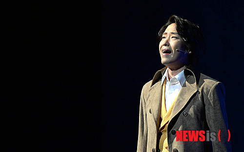 【서울=뉴시스】김진아 기자 = 6일 오후 서울 서초구 서초동 예술의전당 CJ토월극장에서 진행된 뮤지컬 '베르테르' 미디어콜에서 배우 엄기준이 공연을 선보이고 있다.&nbsp;&nbsp; 뮤지컬 '베르테르'는 한 남자의 순수하고도 열정적인 사랑, 심금을 울리는 감성적인 음악, 명작을 펼쳐 보는 듯 아름다운 무대로 호평을 받으며 12년 넘게 꾸준히 국내 무대에 오른 작품으로 2014년 1월 12일까지 예술의 전당 CJ토월극장에서 공연된다. 2013.12.06.&nbsp;&nbsp; bluesoda@newsis.com 