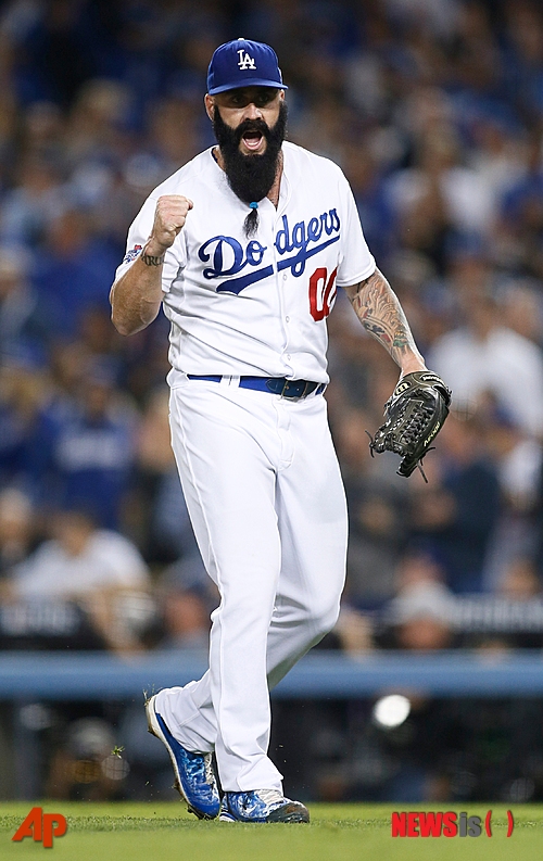 【로스앤젤레스=AP/뉴시스】브라이언 윌슨(32)이 6일(한국시간) 원소속팀이었던 LA다저스와 재계약을 맺었다. 사진은 지난달 8일 열린 애틀랜타 브레이브스와의 내셔널리그 디비전시리즈에서의 윌슨의 모습.