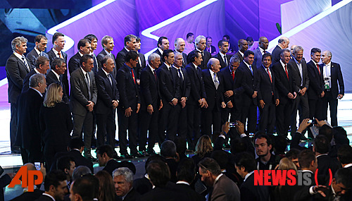 【코스타 도 사우이페(브라질)=AP/뉴시스】7일(한국시간) 브라질 바히아주 코스타 도 사우이페에서 열린 '2014 브라질월드컵 조 추첨식'에 참석한 각국 대표팀 감독들이 제프 블래터 FIFA 회장과 기념촬영을 하고 있다.&nbsp;&nbsp;&nbsp; 