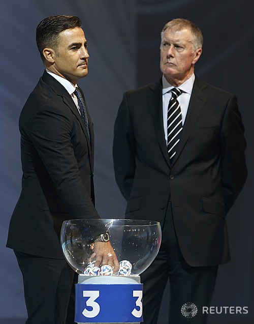 【코스타 두 사우이페(브라질)=로이터/뉴시스】7일 브라질 바히아주 코스타 두 사우이페에서 열린 '2014 브라질 월드컵 조 추첨'에서 3포트 추첨자 파비오 칸나바로가 추첨 공을 뽑고 있다. 한국은 칸나바로의 추첨으로 벨기에, 알제리, 러시아와 한 조에 들어갔다. 2013.12.07.&nbsp;&nbsp; photo@newsis.com