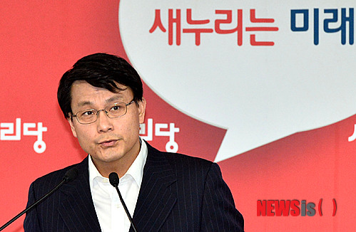 【서울=뉴시스】박동욱 기자 = 윤상현 새누리당 원내수석부대표가 8일 오후 서울 여의도 당사 기자실에서 한국방공식별구역(KADIZ) 관련 현안 브리핑을 하고 있다. 2013.12.08.&nbsp; fufus@newsis.com