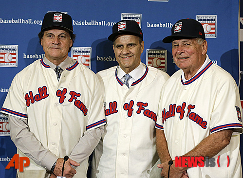 【레이크 부에나 비스타(미 플로리다주)=AP/뉴시스】토니 라 루사(69)· 조 토리(73)· 바비 콕스(72· 사진 왼쪽부터) 감독이 10일(한국시간) 미 플로리다주 레이크 부에나 비스타에서 열린 메이저리그 명예의 전당 투표에서 만장일치로 헌액됐다. 