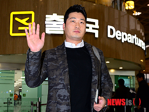 【서울=뉴시스】조성봉 기자 = 오승환이 한신 타이거즈 입단식을 위해 10일 오전 서울 강서구 김포국제공항을 통해 일본으로 출국하기 전 취재진을 향해 손을 흔들고 있다. 올 시진을 마치고 FA자격을 취득한 오승환은 지난달 22일 계약기간 2년에 계약금 2억엔, 연봉 3억엔, 옵션 1억엔 총액 9억엔에 한신입단 계약을 체결했다. 2013.12.10. suncho21@newsis.com 
