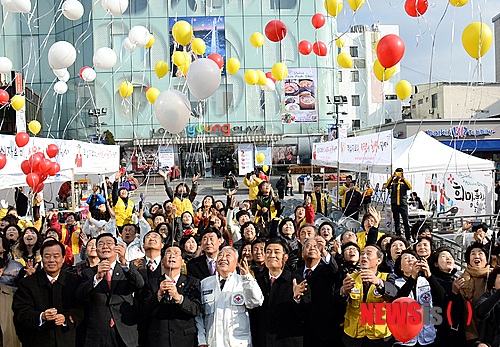 【청주=뉴시스】엄기찬 기자 = 10일 오후 충북 청주 철당간 광장에서 열린 대한적십자사 충북지사 '2014 적십자 회비모금 성공기원 선포식' 행사 참석자들이 나눔 희망을 풍선에 가득 담아 날려 보내고 있다. 2013.12.10.&nbsp; dotor0110@newsis.com 