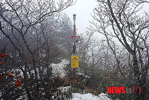 【보은=뉴시스】김기준 기자 = 속리산국립공원사무소(소장 백상흠)는 자연자원 훼손과 등산객 불법행위를 막기 위해 속리산국립공원 안에 무인감시카메라를 운용한다고 11일 밝혔다.사진은 속리산국립공원 고지대에 설치돼 감시활동을 하는 CCTV 모습이다. 2013.12.11. (사진=속리산국립공원사무소 제공)&nbsp;&nbsp;&nbsp; photo@newsis.com