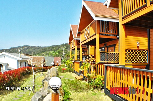 【서울=뉴시스】유희연 기자 = 제주도펜션 하바다통나무집은 영화 '변호인' 티켓을 소지한 펜션 예약고객에게 숙박비 1만원을 할인해주는 이벤트를 마련했다고 11일 밝혔다. 2013.12.11. (사진=하바다통나무집 제공)&nbsp; lovely_jh@newsis.com 