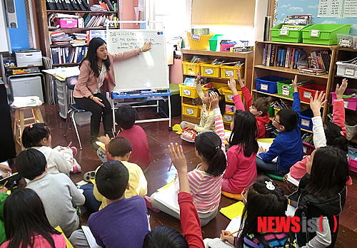 【뉴욕=뉴시스】노창현 특파원 = 미동부에서 유일하게 한영 이원언어 프로그램이 운영되고 있는 뉴욕 플러싱의 PS32초등학교에 11일 한국어 채택 지원금이 전달됐다. 뉴욕한국교육원의 박희동 원장은 데브라 에리코 교장에게 지원금을 전달하고 안혜원 교사가 진행하는 4학년 교실을 참관했다. 백인학생 코너 허쉬 군은 허건우라는 한국 이름이 있다면서 “한국이 좋아서 한국말을 배워요. 친구들이 많이 도와줘요”라고 또박또박 한국말로 답해 눈길을 끌었다. 2013.12.11. <사진=뉴욕한국교육원 제공>&nbsp; robin@newsis.com 