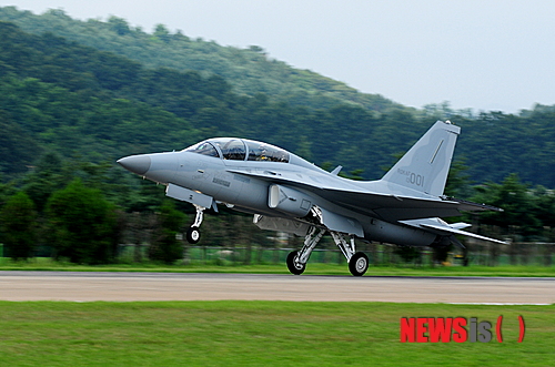【서울=뉴시스】T-50 기반으로 개발한 FA-50 경공격기.2013.12.12.(사진 = 공군 제공)&nbsp;&nbsp; photo@newsis.com