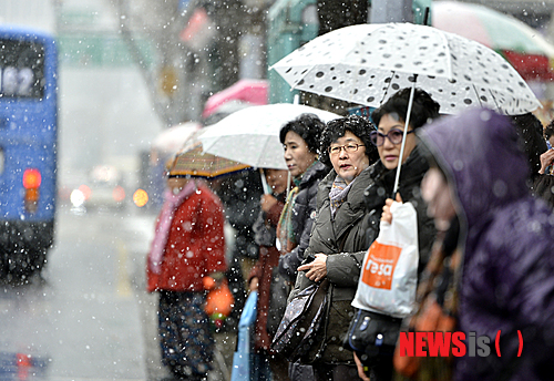 【서울=뉴시스】조성봉 기자 = 경기북부 일부 지방에 대설주의보가 내린 12일 오후 서울 중구 남대문인근에서 시민들이 버스를 기다리고 있다. 2013.12.12.&nbsp;&nbsp;&nbsp; suncho21@newsis.com 