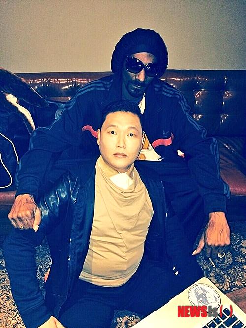 【서울=뉴시스】오제일 기자 = 월드스타 싸이(36)의 '젠틀맨' 뮤직비디오가 영상 사이트 유튜브 조회수 6억 건을 돌파했다. '강남스타일'에 이어 2년 연속 '세계 유튜브 조회수' 1위다.&nbsp; 매니지먼트사 YG엔터테인먼트에 따르면, 지난 4월13일 게재된 '젠틀맨'은 13일 오전 유튜브 조회수 6억31만4700뷰를 기록하고 있다.&nbsp; 싸이는 지난해 '강남스타일' 뮤직비디오로 세계 유튜브 조회수 1위를 차지한 바 있다. 지난해 7월15일 게재된 '강남스타일' 뮤직비디오는 유튜브 사상 최초로 10억 조회수를 돌파했다. 현재 18억 건이 넘는 조회수를 기록하고 있다.&nbsp; 앞서 '젠틀맨'은 지난 11일 유튜브에서 발표한 '톱트렌딩 뮤직비디오' 부문 1위에 올랐다. 마일리 사일러스, 리아나, 셀레나 고메즈 등 월드스타를 제친 결과다. 연말특집으로 마련된 미국 빌보드 12월호에서는 6개 부문 정상을 밟았다.&nbsp; 싸이는 트위터에 래퍼 스눕독(42)과 함께한 사진을 올려 새 앨범에 대한 기대를 높였다. 싸이는 신곡 녹음을 마친 것으로 알려졌다.&nbsp; 12월 20~22일, 24일 서울 올림픽 체조경기장에서 단독 콘서트 '달밤에 체조'를 연다. 회당 1만2000여명씩 5회 공연 총 6만명 규모다.&nbsp; kafka@newsis.com