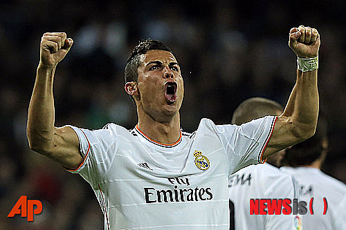 【마드리드=AP/뉴시스】영국 축구잡지 '월드사커'는 13일(한국시간) 2013년 올해의 선수에 크리스티아누 호날두(28·레알 마드리드)가 선정됐다고 발표했다. 사진은 지난 10월31일 스페인 프로축구 프리메라리가 11라운드 세비야 전에서 골을 넣고 포효하는 호날두의 모습.2013.12.13.