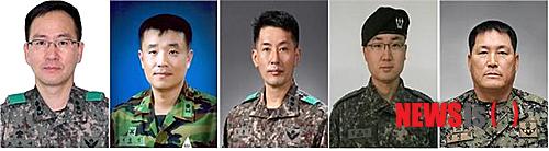 【대전=뉴시스】이시우 기자=(왼쪽부터)조종래 중령, 서상인 소령, 김효신 중령, 김장근 대위, 인경식 원사. 2013.12.13.(사진=육군 제공)&nbsp;&nbsp; photo@newsis.com
