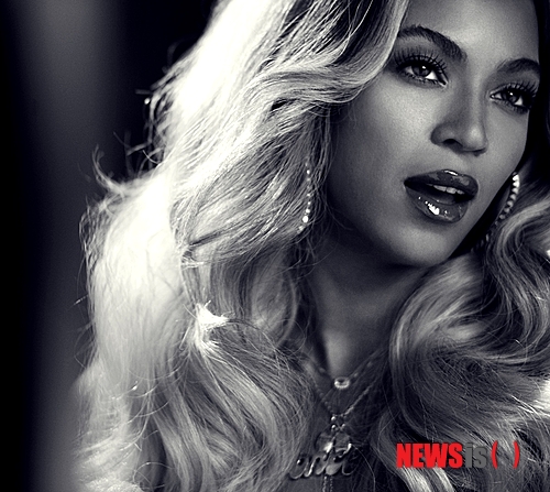 【서울=뉴시스】이재훈 기자 = 미국의 팝스타 비욘세(32)가 13일 아이튠스에 정규 5집 '비욘세'를 공개했다.&nbsp; 앨범에는 14곡이 담겼다. 남편인 미국 힙합스타 제이Z(44)가 피처링한 '드렁크 인 러브', 캐나다 팝스타 드레이크(27)가 함께 부른 '마인', 미국 팝스타 프랭크 오션(26)이 힘을 실은 '슈퍼 파워', 제이Z·비욘세의 딸인 블루 아이비 카터(1)의 목소리를 담은 '블루' 등이 인상적이다.&nbsp;&nbsp; 이밖에 팀발랜드, 저스틴 팀버레이크, 퍼렐 윌리엄스, 미구엘, 시아 등도 비욘세를 돕고 나섰다.&nbsp;&nbsp; '비주얼 앨범'을 표방한만큼 뮤직비디오 17편도 실었다.&nbsp;&nbsp; 비욘세는 '나는 음악을 본다'라는 뜻의 '아이 시 뮤직(I see music)'이라는 말로 이번 앨범의 제작 취지를 밝혔다. "나는 음악을 본다. 그저 듣는 것을 넘어선다"면서 "만약 내가 무언가를 경험하게 되면 즉각적으로 느끼는 것이나 감정들, 어린시절의 추억, 삶에 대한 생각, 나의 꿈, 환상 등과 연관된 일련의 이미지들을 본다"고 말했다. "그리고 그것들은 모두 음악과 연결됐다"고 덧붙였다.&nbsp;&nbsp; 페이스북에는 '셀프-타이틀드 #1'이라는 제목의 비디오도 함께 공개했다.&nbsp; 발매 전부터 프로모션을 벌인 기존의 앨범들과 달리 사전 예고 없이 '깜짝' 선보인 음반이다.&nbsp;&nbsp; 앨범유통사 소니뮤직은 "보통 가수의 앨범은 음반사가 미리 알고 준비하는데 이번 경우는 지금까지와는 다른 방식으로 팬들과 직접 만나고 싶다는 비욘세의 의지와 수록곡, 뮤직비디오 사전 유출을 막기 위해 이렇게 진행했다"고 알렸다.&nbsp; 비욘세는 "지금까지 해왔던 방식으로 음악을 발표하고 싶지 않았다. 그런 것에 질렸다"면서 "이제는 팬들과 직접적으로 소통하고 싶다. 음악과 아티스트, 팬 사이에는 거쳐야할 것들이 너무 많다. 다른 사람이 어떤 메시지를 전하는 것을 원치 않았다. 준비가 됐을 때 바로 나를 통해 팬들에게 전달하고 싶었다"고 밝혔다.&nbsp; 음원은 곧 국내 음원사이트에도 공개된다. 음반은 제작 중이다. 17편의 비디오가 담긴 DVD와 함께 CD+DVD의 형태로 이달 말께 음반 매장에 풀린다.&nbsp; realpaper7@newsis.com 