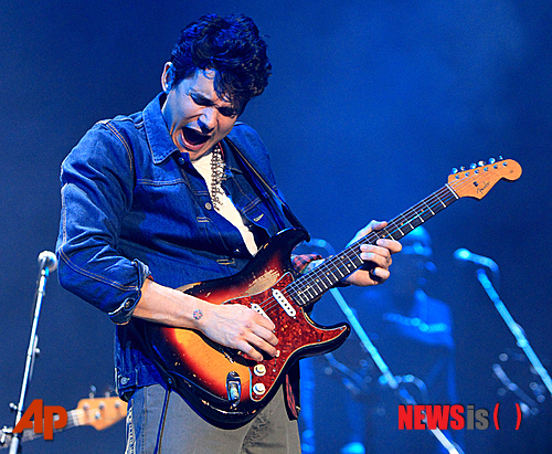 【서울=뉴시스】이재훈 기자 = 데뷔 13년 만에 첫 내한하는 미국의 포크 블루스 싱어송라이터 존 메이어(37)가 세월호 침몰과 관련, 도울 방법을 찾고 있다고 밝혔다.&nbsp; 일본 투어를 앞두고 있는 메이어는 29일 트위터에 "일본에 있는데 좋다. 하지만 다음 투어 예정지인 한국 사람들을 생각하고 있다"고 적었다.&nbsp; "우리가 그곳에서 어떻게 (세월호 피해자들을) 도울 수 있을지에 대해 대화 중"이라고 덧붙였다.&nbsp; 메이어는 30일 오사카, 5월 2~3일 도쿄에서 공연한 뒤 6일 오후 7시 서울 잠실 종합운동장 보조경기장에서 '현대카드 컬처프로젝트 14 존 메이어'를 열고 한국 팬들에게 인사한다.&nbsp; 공연주최사인 현대카드 관계자는 "공연에 대해 고민 중"이라면서 "존 메이어와 피해자 추모에 대한 방법을 논의하고 있다"고 알렸다.&nbsp;&nbsp; 메이어는 지미 헨드릭스(1924~1970)와 에릭 클랩턴(69)의 뒤를 잇는 기타리스트 겸 싱어송라이터로 통한다. 2001년 데뷔 이래 2000만 장이 넘는 음반 판매량을 기록 중이다. 2002년 그래미 어워즈에서 '최우수 보컬 퍼포먼스상'을 받는 등 2008년까지 총 7차례 그래미를 안았다.&nbsp;&nbsp; 앞서 천안함 침몰 이후 내한한 영국의 블루스 기타리스트 게리 무어(1952~2011)는 2010년 4월 첫 내한공연 당시 "천안함 사건으로 목숨을 잃은 분들과 가족들에게 이 곡을 바친다"며 자신의 대표곡 '스틸 갓 더 블루스(Still Got The Blues)'를 연주하며 불렀다.&nbsp; 최근 내한한 영국 가수 코니 탤벗(14). 제프 벡(70) 등도 세월호 침몰 피해자들을 위해 연주했다.&nbsp; realpaper7@newsis.com 