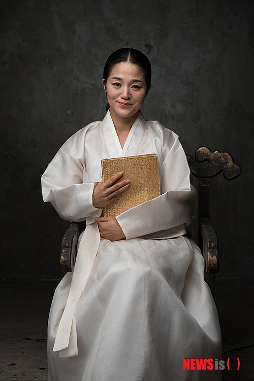 【서울=뉴시스】이재훈 기자 = 역사를 소재로 한 작품이 범하는 우가 있다. 거시적으로 역사를 쫓아가다가, 당대를 살아간 인물들의 미시적인 삶을 단순화하는 것이다. 이를 접하는 대중과 공감대 형성에 실패한다. 작품 속 인물들의 내밀한 사정을 알리고 교감할 여지를 만들어야 한다. 인간이 보여야 한다는 것이다. realpaper7@newsis.com