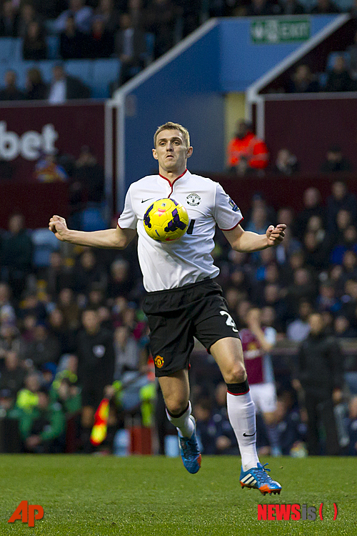 【 버밍엄=AP/뉴시스】맨체스터 유나이티드의 미드필더 대런 플레처(29)가 15일(한국시간) 영국 버밍엄 빌라 파크에서 열린 애스턴빌라와의 잉글랜드 프리미어리그(EPL) 16라운드 원정경기를 통해 약 1년 만에 복귀했다. 사진은 이날 플레처가 볼을 컨트롤하는 모습. 