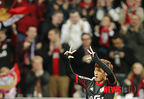 【레버쿠젠(독일)=AP/뉴시스】손흥민(21)의 득점포가 침묵한 가운데 소속팀 레버쿠젠은 16일 오전 1시30분(한국시간) 열린 프랑크푸르트와의 2013~2014시즌 분데스리가 16라운드 홈경기에서 0-1로 패했다. 독일 일간지 빌트는 손흥민에게 평점 5점을 매겨 부진을 질타했다. 사진은 손흥민이 지난 11월9일 함부르크전에서 해트트릭을 한 뒤 골 세러모니를 하는 모습. 이날 손흥민은 빌트로부터 평점 만점(1점)을 받았다. 