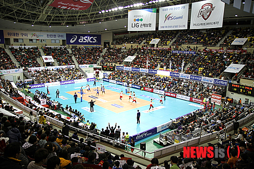 【구미=뉴시스】박홍식 기자 = 15일 경북 구미시 박정희체육관에서 열린 LIG 그레이터스 대 현대캐피탈 경기에서 관중들이 응원하고 있다. 이날 'LG 가족의 날' 행사 참가자 등 6200여명의 관중이 경기장을 찾아 2013-14 V리그 시즌 최다 관중 기록을 세웠다. 2013.12.16 (사진= LG 제공) photo@newsis.com