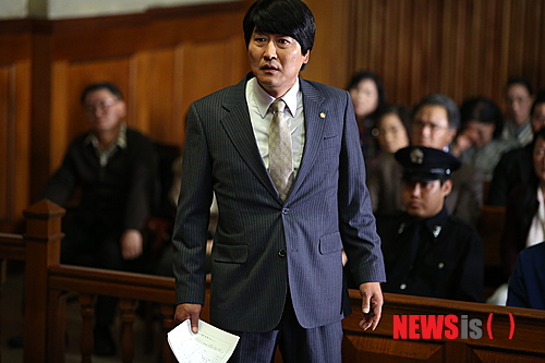 【서울=뉴시스】손정빈 기자 = 천의무봉(天衣無縫)이다. 뜨거움과 차가움, 희극과 비극을 자유자재로 오간다. 비워야할 때와 채워야 할 때, 드러내야 할 때와 감춰야 할 때를 정확하게 계산한다. jb@newsis.com