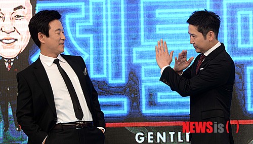 【서울=뉴시스】고범준 기자 = 17일 오후 서울 종로구 광화문 채널A 오픈스튜디오에서 열린 '젠틀맨'제작발표회에서 이영돈 PD, 개그맨 신동엽이 포즈를 취하고 있다.&nbsp;&nbsp; '젠틀맨'은 대한민국에 숨어 있는 정의와 매너, 품격있는 젠틀맨을 찾아내는 프로그램으로 매주 사회적인 이슈와 관련해 일반 시민을 대상으로 실험카메라를 실시하고 젠틀맨으로 선정된 시민에게 푸짐한 선물을 제공한다. 채널A 신규 예능 프로그램 젠틀맨은 오는 22일 일요일 밤 9시 50분에 첫 방송된다. 2013.12.17.&nbsp;&nbsp; bjko@newsis.com