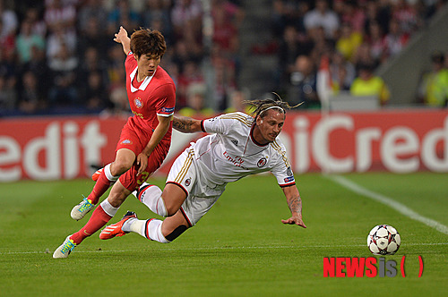 【에인트호벤=AP/뉴시스】'한국 축구의 지존' 박지성(32·PSV 에인트호벤)이 2015년6월 은퇴할 예정이다. 또 일말의 기대가 일었던 축구 대표팀 복귀는 없을 전망이다. 박지성의 아버지 박성종씨는 17일 보도된 종합편성채널 JTBC와의 인터뷰에서 이 같이 발혔다.&nbsp; 사진은 지난 8월21일(한국시간) 새벽 AC밀란과의 올 시즌 챔피언스리그 플레이오프 1차전 홈 경기에 선발로 출전한 박지성의 모습.