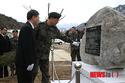 【인제=뉴시스】한윤식 기자 = 임신 중 과로로 숨진 고(故) 이신애 대위의 추모비 제막식이 17일 강원 인제군 북면 육군 제12보병사단 정비대대에서 열린 가운데 이 대위의 아버지 이재학씨가 사단장과 함께 추모비를 살펴보고 있다. 2013.12.17.&nbsp;&nbsp; ysh@newsis.com