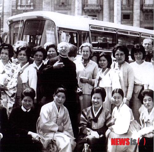 【서울=뉴시스】1960년대 초 한국 간호사의 독일병원 취업을 주선했던 독일 아이힝어(Eichinger) 신부와 파독 간호사들.2013.12.18.(사진 = 안항부 국가기록원 제공)&nbsp; photo@newsis.com