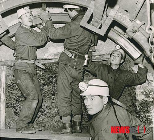 【서울=뉴시스】독일 교육탄광에서 실습하는 모습(독일광산기록보존소, 1966).2013.12.18.(사진 = 안행부 국가기록원 제공)&nbsp; photo@newsis.com