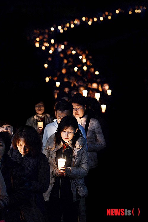 【서울=뉴시스】뉴시스 최동준 기자가 한국사진기자협회가 선정하는 제131회 이달의 보도사진상 general news 부문에서 대한민국 지도 만든 '수능기도'로 최우수상을 차지했다. 사진은 지난달 2일 서울 강남구 삼성동 봉은사에서 열린 대입수능시험 기원을 위한 촛불기원법회에서 학부모와 수험생들이 사찰 경내를 돌며 기도하는 모습. 2013.12.18. photo@newsis.com