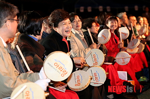 【청와대=뉴시스】문화융성위원회가 10월27일 청와대 녹지원에서 주최한 ‘아리랑, 문화융성의 우리 맛 우리 멋.’&nbsp; 대통령도 아리랑을 불렀다.