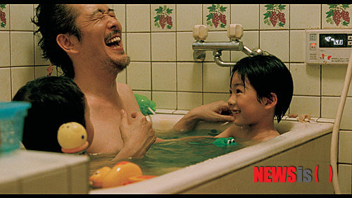 【서울=뉴시스】김태은 문화전문기자 = 어느 날 고이 품어 키운 내 새끼가 내 자식이 아니라는 청천벽력 같은 소식을 듣게 된다면. 소소하게 꾸려가던 일상이 완전히 무너져 내리는 고통과 그에 따른 예상치 못한 문제들이 삶을 뒤흔들어 놓을 것이 뻔하다.&nbsp; tekim@newsis.com