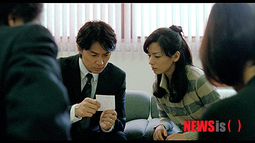 【서울=뉴시스】김태은 문화전문기자 = 어느 날 고이 품어 키운 내 새끼가 내 자식이 아니라는 청천벽력 같은 소식을 듣게 된다면. 소소하게 꾸려가던 일상이 완전히 무너져 내리는 고통과 그에 따른 예상치 못한 문제들이 삶을 뒤흔들어 놓을 것이 뻔하다.&nbsp; tekim@newsis.com