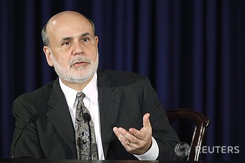 【워싱턴=로이터/뉴시스】18일(현지시간) 벤 버냉키 미국 연방준비제도이사회(FRB) 의장이 워싱턴에 있는 FRB 본사에서 은퇴 전 마지막 기자회견을 갖고 있다. 미국연방준비제도(Fed)는 이날 지금까지 경기 부양을 위해 매월 850억 달러 상당의 채권을 매입했던 것을 내년 1월부터 750억 달러로 감축한다고 밝혔다. 2013.12.19 
