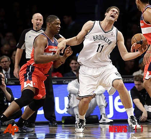 【뉴욕=AP/뉴시스】미국 스포츠전문매체 ESPN은 22일(한국시간) 브룩 로페즈(25·브루클린 네츠·오른쪽)가 발 부위 골절로 인해 시즌 아웃됐다고 전했다. 사진은 지난 18일 워싱턴 위저즈전에서 상대 파울에 고통스러워하고 있는 로페즈의 모습.2013.12.22.