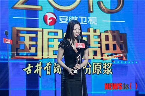 【서울=뉴시스】박영주 기자 = 탤런트 박신혜(23)가 중국 안후이 위성 ‘2013 TV 드라마 어워즈’ 시상식에서 SBS TV ‘상속자들’로 해외 최고인기 아티스트상을 받았다.&nbsp; 2008년 제정 이래 매년 전국 시청률 1위를 기록해온 ‘TV 드라마 어워즈’는 현지 위성채널에서 방송된 약 1000개 드라마 중에서 작품과 배우를 시상한다. 중국 뿐 아니라 한국, 일본, 홍콩, 대만, 태국 등 아시아의 드라마를 대상으로 한다.&nbsp; 수상 직후 박신혜는 드림캐처를 테마로 꾸며진 무대에서 ‘상속자들’ OST 중 테마곡 ‘스토리’를 불렀다.&nbsp; 소속사 SALT 엔터테인먼트는 “한층 뜨거워진 중국 팬들의 환호와 현지 언론의 뜨거운 취재열기를 느낄 수 있었다”며 “박신혜는 19일 중국 미디어와 인터뷰를 한 후 20일 일본으로 가 일본팬들을 만날 예정”이라고 전했다.&nbsp; gogogrl@newsis.com