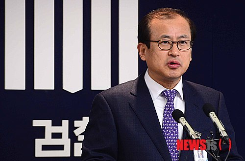 【서울=뉴시스】전신 기자 = 문찬석 신임 대검 기획조정부장이 지난 2013년 12월19일 서울중앙지검 증권범죄합동수사단장 당시 운영 성과 및 향후 계획에 대해 브리핑하고 있다. 2013.12.19. photo1006@newsis.com