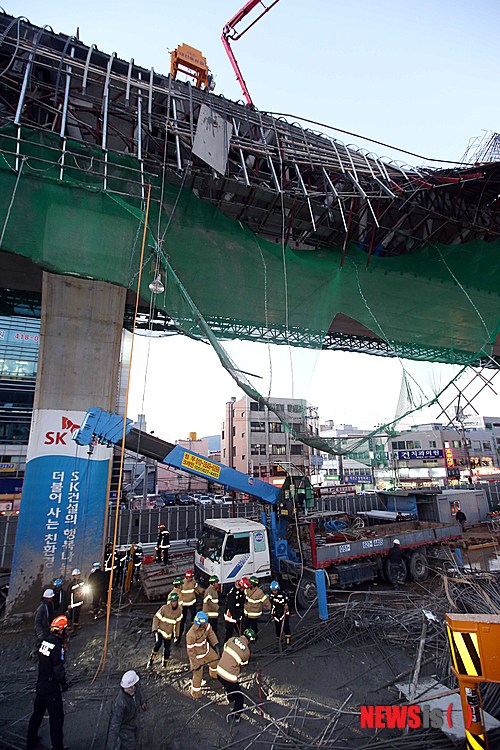 【부산=뉴시스】 하경민 기자 = 19일 오후 4시 15분께 부산 영도구 영선동 남북항대교 연결 고가도로 공사현장에서 콘크리트 타설 작업 중 철구조물이 무너지는 사고가 발생, 작업인부 4명이 20여m 높이에서 떨어져 모두 숨졌다.&nbsp;&nbsp; 사고현장에서 소방대원 등이 구조작업을 펼치고 있다. 2013.12.19. (사진=부산일보 제공)&nbsp;&nbsp;&nbsp; yulnetphoto@newsis.com&nbsp; 