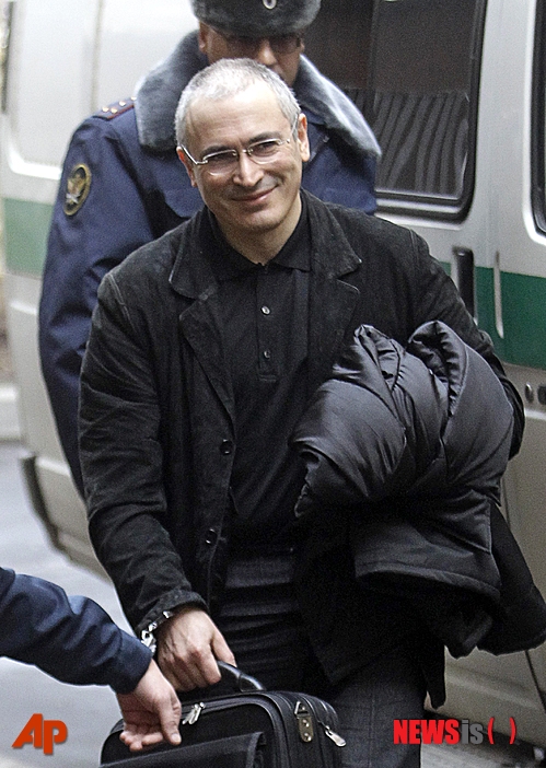 【모스크바=AP/뉴시스】2010년 10월22일 러시아 최대 석유회사인 유코스의 전 회장 미하일 호도르코프스키가 재판을 받으러 모스크바로 이송되고 있는 모습. 블라디미르 푸틴 러시아 대통령은 19일 10년 이상 감옥살이를 해온 호도르코프스키를 사면하겠다고 밝혔다. 2013.12.20