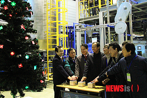 【태백=뉴시스】홍춘봉 기자 = 20일 오후 태백시 장성동 장성농공단지 (주)그린사이언스에서 최문순 지사, 김종민 강원발전연구원장, 김연식 시장, 이봉주 대표, 손석암 강원도의회 부의장 등이 플라즈마 발전설비 가동 버튼을 누르고 있다. 2013.12.20.&nbsp; casinohong@newsis.com 