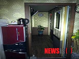 【춘천=뉴시스】박혜미 기자 = 춘천경찰서(서장 손호중)는 지난 5일부터 19일까지 15일간 관내 10여곳의 마사지 업소에 대한 집중 점검 및 단속을 실시해 거울뒷편에 밀실을 설치하고 성매매영업을 해온 업소를 적발했다. 2013.12.20. (사진=춘천경찰서 제공)&nbsp; photo@newsis.com