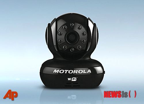 【뉴욕=AP/뉴시스】모토로라가 제공한 스카우트1 와이파이 애완동물 모니터. 이 전자기기는 애완동물 주인이 애완동물과 멀리 떨어졌을 때 애완동물을 볼 수 있는 제품이다. 사용자가 스마트폰, 태블릿 PC, 데스크톱 PC를 통해 카메라가 애완동물을 따라다니며 촬영한 영상을 보거나 확대해서 볼 수 있다. 이 기기는 모든 전자제품을 가진 첨간전자제품 애호가에게 올해 가장 특이한 선물이다. 2013.12.29
