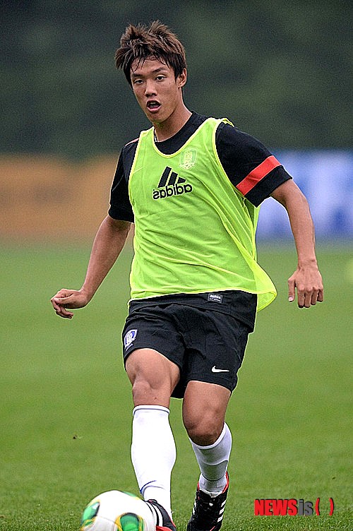 【파주=뉴시스】홍정호(24·아우크스부르크)가 21일(한국시간) 독일 프랑크푸르트의 커머즈뱅크 아레나에서 열린 프랑크푸르트와의 2013~2014 독일 프로축구 분데스리가 17라운드 원정경기에 결장했다. 아우크스부르크는 이날 1-1로 비겼다. 사진은 지난 7월23일 파주 축구트레이닝센터(NFC)에서 훈련을 하고 있는 홍정호의 모습.(사진 = 뉴시스DB).2013.12.21.