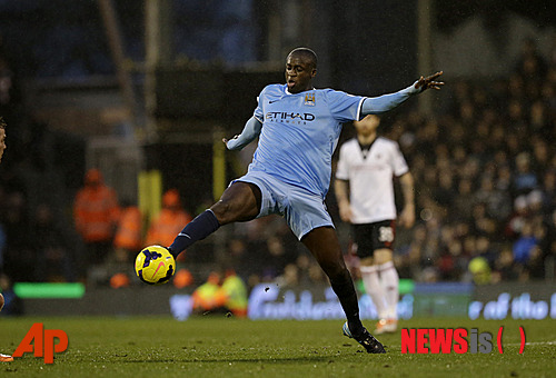 【런던=AP/뉴시스】맨체스터 시티의 미드필더 야야 투레(31·코트디부아르)가 10일(한국시간) 나이지리아 라고스에서 열린 2013 아프리카축구연맹(CAF) 시상식에서 '올해의 선수상'을 받았다. 지난 2011년부터 3년 연속 수상이다. 사진은 지난해 12월21일 풀럼과의 리그 경기에서 투레의 모습.