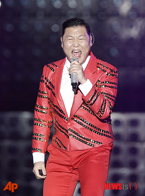 【서울=뉴시스】이재훈 기자 = 월드스타 싸이(37)가 컴백을 확정했다.&nbsp; 매니지먼트사 YG엔터테인먼트에 따르면, 싸이는 6월8일(미국시간) 새 앨범 수록곡 '행오버(HANGOVER)'를 미리 공개한다.&nbsp; 이날 오후 7시 미국 ABC 심야 토크쇼 '지미 키멜 라이브: 게임 나이트'에 미국 힙합스타 스눕독(43)과 함께 출연, '행오버' 뮤직비디오를 공개하고 대화를 나눈다.&nbsp; '행오버'는 스눕독이 참여한 곡이다. 그는 지난 1월 내한해 그룹 '빅뱅'의 지드래곤(26), '투애니원(2NE1)'의 씨엘(23)과 함께 이 뮤직비디오에 출연했다.&nbsp; YG는 "'행오버'는 '강남스타일', '젠틀맨'과 전혀 다른 힙합장르로 많은 팬들에게 싸이의 새로운 면을 보여줄 것"이라면서 "특히 세계 힙합의 아이콘인 스눕독의 도움으로 힙합의 본고장에 내미는 도전장이 더욱 견고해졌다"고 소개했다.&nbsp; '지미 키멜 라이브: 게임 나이트'는 매년 NBA 결승 직후 방송되는 지미 키멜쇼의 특집 생방송이다. 시청자수가 평소보다 배 이상 많아지는 프라임타임 쇼다.&nbsp;&nbsp; 싸이는 '행오버' 뮤직비디오를 이날 생방송에서 공개한 직후 유튜브 채널에 올린다. 미국 동부시간 기준 6월9일 자정, 한국시간으로는 6월9일 오후 1시 미국를 비롯한 세계 아이튠스에 독점으로 음원을 발매한다.&nbsp;&nbsp; 싸이의 신곡 발표는 지난해 4월 '젠틀맨' 이후 1년2개월 만이다.&nbsp; 싸이는 새 앨범의 타이틀곡은 여름에 공개한다. 2012년 7월15일 내놓은 '싸이6갑 파트1' 이후 약 2년 만이다.&nbsp; 이번 앨범에는 싸이스러운 곡들이 실릴 예정이다. 그는 지난해 12월 올림픽공원 체조경기장에서 열린 콘서트에서 "'젠틀맨'은 솔직히 나답지 못했던 노래였던 것 같다. '강남스타일'은 누군가를 겨냥하지 않았다. 재미있게 놀자 했던 곡이다. 지금 만드는 신곡은 첫 마음으로 돌아가서 할 것"이라고 밝힌 바 있다.&nbsp; 이와 함께 8월 한국에서 굵직한 음악 축제 2개에 잇따라 출연한다. '현대카드 슈퍼콘서트 21-시티브레이크 2014'(8월 9~10일 서울 월드컵경기장), 'AIA 리얼 라이프, 나우 페스티벌 2014'(8월 15~16일 서울 잠실 종합운동장 주경기장)에 1주 간격으로 등장한다.&nbsp; 한편, '강남스타일'의 뮤직비디오는 영상 사이트 유튜브 사상 처음으로 조회수 20억건을 돌파했다. 31일 오후 현재 '강남스타일' 뮤직비디오는 유튜브에서 조회수 20억2000여건을 기록 중이다.&nbsp; 지난 2월 19억건을 넘긴지 약 3개월 만에 1억건를 추가하며 기록을 세웠다. 2012년 7월15일 이 뮤직비디오를 처음 공개한 지 약 1년10개월 만의 대기록이다.&nbsp; realpaper7@newsis.com