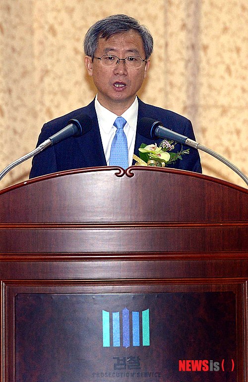【서울=뉴시스】김인철 기자 = 길태기(55·사법연수원 15기) 서울고검장이 23일 오전 서울 서초구 서울중앙지방검찰청 대강당에서 열린 퇴임식에서 퇴임사를 하고 있다. 2013.12.123. yatoya@newsis.com