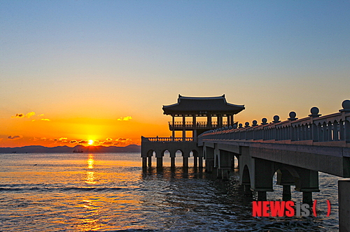 【포항=뉴시스】강진구 기자 = 경북 포항시는 2014 갑오년 말띠 해를 맞아 영일대 해수욕장에서 ‘해를 맞는 영일대, 굿모닝 독도’라는 주제와 슬로건으로 해넘이행사와 2014년 청마(靑馬)의 꿈을 맞는 일출 행사를 진행한다.사진은 영일대에서 바라본 일출 전경. 2013.12.23. (사진=포항시 제공)&nbsp; photo@newsis.com