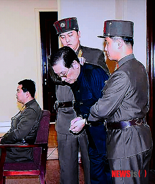 지난 1년을 이야기함에 있어 ‘다사다난’이란 단어를 빼놓을 수가 없다.중국의 이어도에 대한 항공식별구역 선포, 일본의 독도 영유권 주장 등 요동치는 국제정세에 일도 많았던 2013년 계사년. 노량진 지하공사장 수몰사고, 개성공단 운영 잠정중단,국정원 대선 개입 의혹, 북한 장성택 부위원장 처형 등 북한 관련 큰 사건들과 정계 재계 사회의 사건들이 꼬리에 꼬..